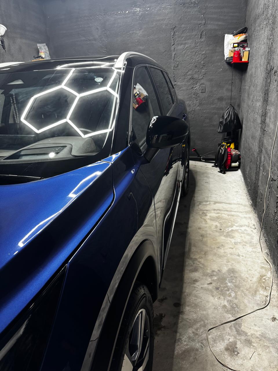 Auto azul con pintura brillante despues del detallado
